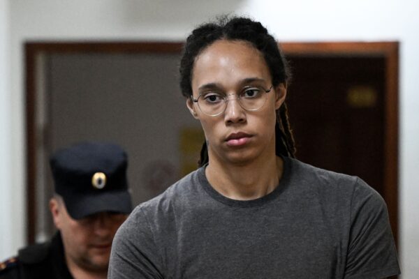 Cầu thủ bóng rổ WNBA Brittney Griner, người bị giam giữ tại phi trường Sheremetyevo của Moscow và sau đó bị buộc tội tàng trữ trái phép cần sa, đến phiên điều trần tại Tòa án Khimki, ngoại ô Moscow hôm 04/08/2022. (Ảnh: Kirill Kudryavtsev/AFP qua Getty Images)