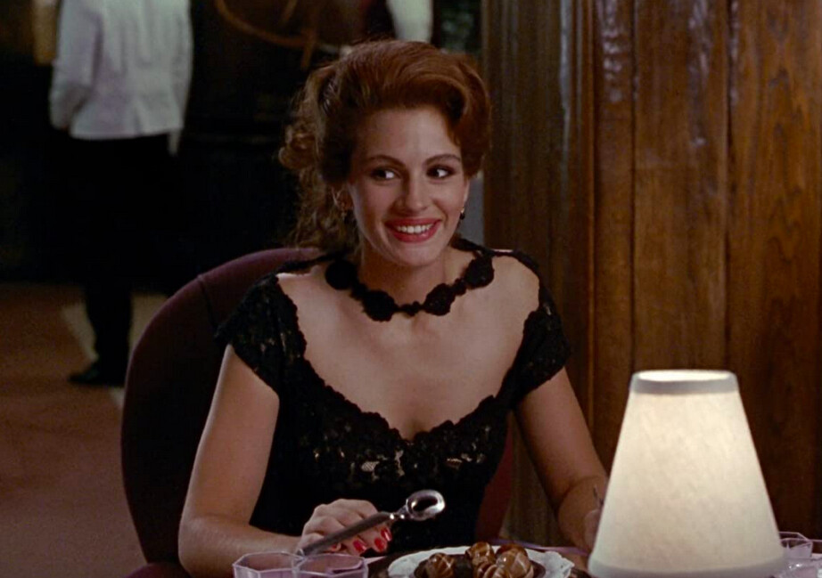 Cô Vivian (diễn viên Julia Roberts thủ vai) cố gắng tỏ ra thành thạo với việc dùng món ốc sên, trong bộ phim “Người Đàn Bà Đẹp.” (Ảnh: Buena Vista Pictures/Touchstone Pictures)