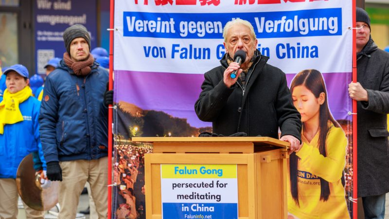 Ông Hubert Körper đến từ Hiệp hội Nhân quyền Quốc tế ở thành phố Nürnberg (Nuremberg). (Ảnh: Epoch Times)