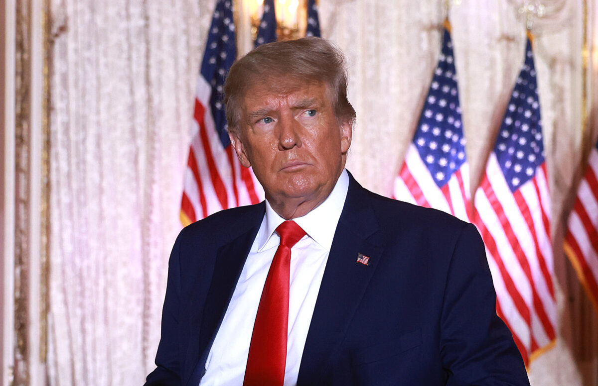 Cựu Tổng thống Donald Trump rời sân khấu sau khi trình bày trong một sự kiện tại tư dinh Mar-a-Lago của ông ở Palm Beach, Florida, hôm 15/11/2022. (Ảnh: Joe Raedle/Getty Images)