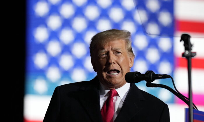 Cựu Tổng thống Donald Trump trình bày trong một cuộc tập hợp tại phi trường quốc tế Dayton ở Vandalia, Ohio, hôm 07/11/2022. (Ảnh: Drew Angerer/Getty Images)