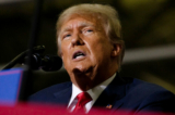 Cựu Tổng thống Donald Trump nói chuyện trong một cuộc tập hợp Save America ở Warren, Michigan, hôm 01/10/2022. (Ảnh: Emily Elconin/Getty Images)