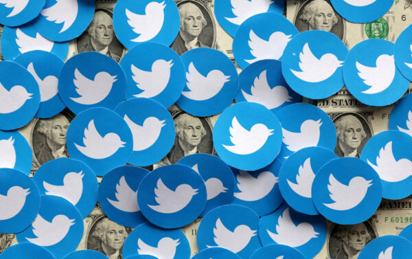 Logo Twitter và tờ dollar Mỹ trong hình minh họa hôm 10/08/2022. (Ảnh: Dado Ruvic/Illustration/Reuters)