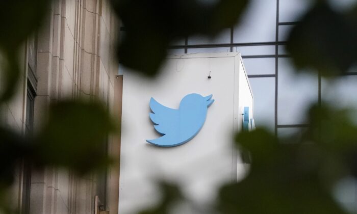 Một biển báo tại trụ sở Twitter ở San Francisco hôm 08/12/2022. (Ảnh: Jeff Chiu/AP Photo)