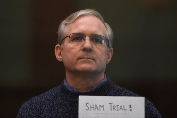 Ông Paul Whelan, cựu Thủy quân lục chiến Hoa Kỳ bị buộc tội làm gián điệp và bị bắt ở Nga hồi tháng 12/2018, đứng bên trong phòng giam của bị cáo khi chờ nghe phán quyết của mình ở Moscow hôm 15/06/2020. (Ảnh: Kirill Kudryavtsev/AFP qua Getty Images)