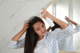 Hàm lượng benzen cao, một chất hóa học có thể gây ung thư máu được phát hiện có trong dầu gội khô.(New Africa/Shutterstock)