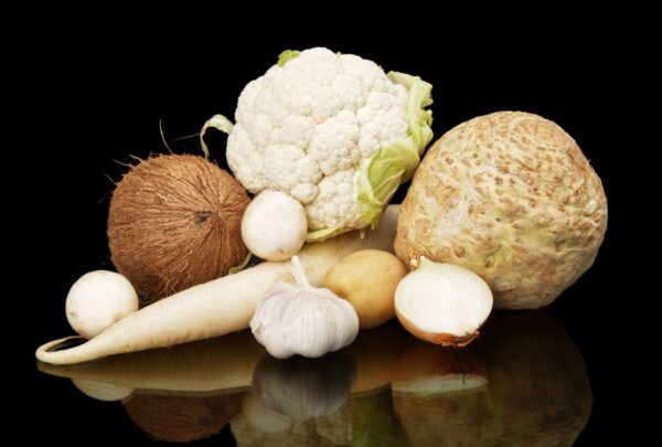 Tỏi có thể chống lại vi khuẩn cũng như ma cà rồng. (Ảnh: Tadeusz Wejkszo/Shutterstock)