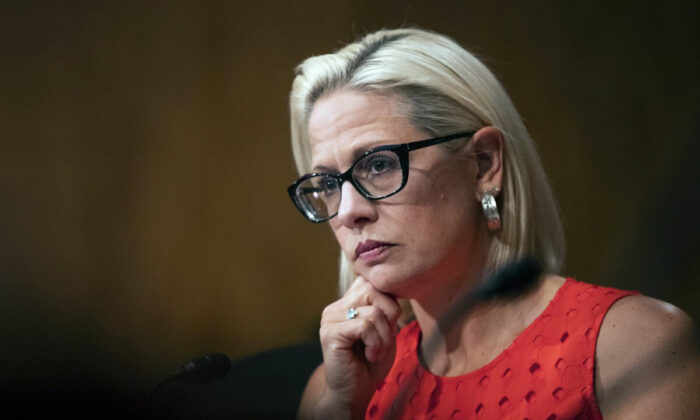 Thượng nghị sĩ Arizona Kyrsten Sinema, khi đó là đảng viên Đảng Dân Chủ và hiện là một thành viên Đảng Độc Lập, được nhìn thấy trong một phiên điều trần ở Hoa Thịnh Đốn vào ngày 16/07/2019. (Ảnh Manuel Balce Ceneta/AP)