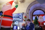 Các nhà giao dịch làm việc trên sàn giao dịch tại Sở giao dịch chứng khoán New York (NYSE) ở Thành phố New York hôm 14/12/2022. (Ảnh: Andrew Kelly/Reuters)