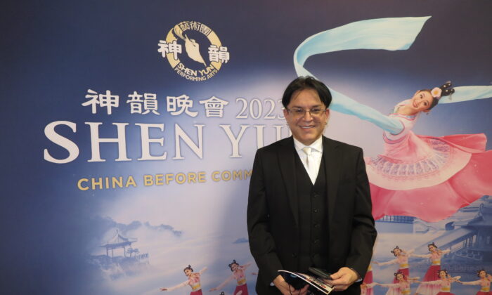 Ông Will Reyes-Cubides đã tham dự buổi biểu diễn Shen Yun hôm 30/12/2022 tại Trung tâm Biểu diễn Nghệ thuật ở San Jose. (Ảnh: Sunny Chen/The Epoch Times)