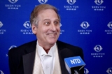 Bác sĩ Cary Fechter thưởng thức chương trình Nghệ thuật Biểu diễn Shen Yun tại Trung tâm Nghệ thuật Biểu diễn Bắc Charleston, hôm 03/01/2023. (Ảnh: Frank Xie/The Epoch Times)