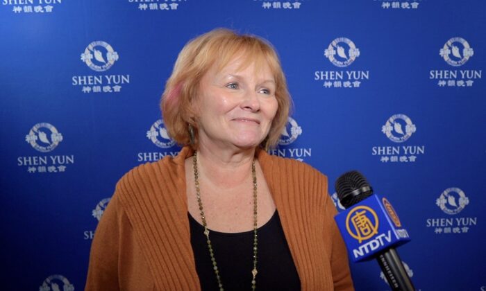 Bà Carol Sheldon tham dự chương trình của Đoàn Nghệ Thuật Biểu Diễn Shen Yun tại Nhà hát William B. Bell Auditorium, thành phố Augusta, hôm 11/01/2023. (Ảnh: NTD)