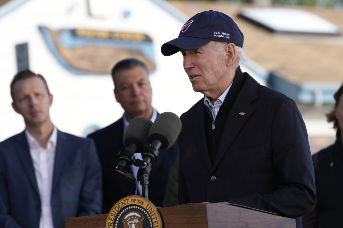 Tổng thống Joe Biden trình bày tại Công viên Tiểu bang Seacliff ở Aptos, California, hôm 19/01/2023, sau khi chứng kiến ​​thiệt hại do các cơn bão gây ra gần đây. (Ảnh: Susan Walsh/AP Photo)