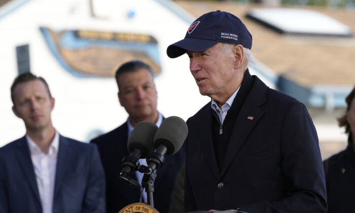 Tổng thống Joe Biden nói chuyện tại Công viên Tiểu bang Seacliff ở Aptos, California, hôm 19/01/2023, sau khi chứng kiến thiệt hại do các cơn bão gần đây gây ra. (Ảnh: Susan Walsh/AP Photo)