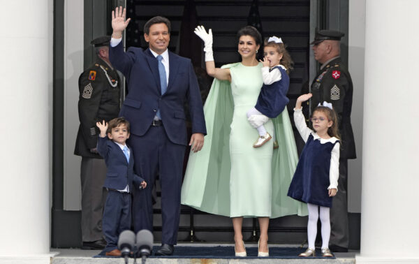 Thống đốc Florida Ron DeSantis, thứ hai từ trái sang, vẫy tay chào khi ông tới nơi cùng phu nhân của mình, bà Casey, phải, và ba người con của họ là bé Mason, bé Madison, và bé Mamie trong buổi lễ nhậm chức của ông bên ngoài Tòa nhà Quốc hội Tiểu bang ở Tallahassee, Florida, hôm 03/01/2023 .(Ảnh: AP Photo/Lynne Sladky)