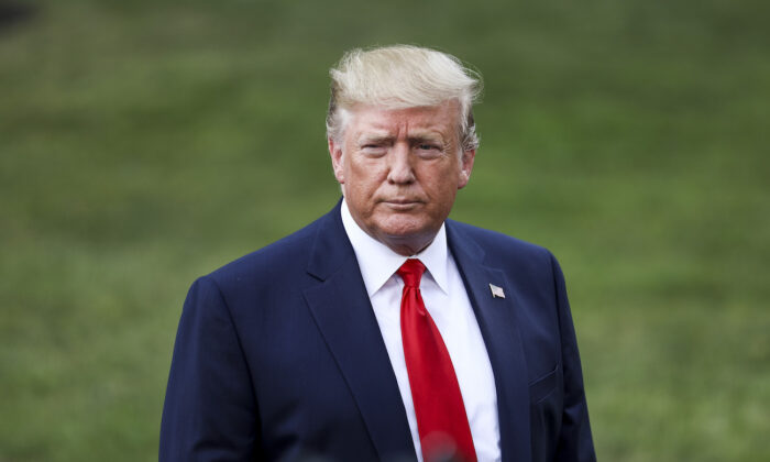 Tổng thống đương thời Donald Trump nói chuyện với giới truyền thông trước khi lên phi cơ Marine One đến Ohio trên Bãi cỏ phía Nam của Tòa Bạch Ốc ở Hoa Thịnh Đốn ngày 01/08/2019. (Ảnh: Charlotte Cuthbertson/The Epoch Times)