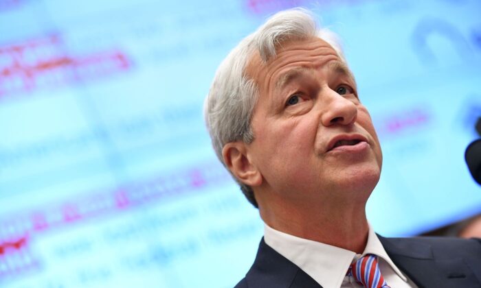CEO JP Morgan Chase Jamie Dimon làm chứng trước Ủy ban Dịch vụ Tài chính Hạ viện trên Điện Capitol ở Hoa Thịnh Đốn vào ngày 10/04/2019. (Ảnh: Mandel Ngan/AFP/Getty Images)