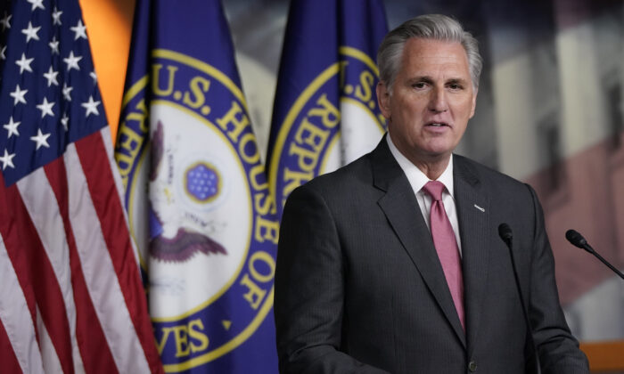 Lãnh đạo Thiểu số Hạ viện Kevin McCarthy (Cộng Hòa-California) trả lời các câu hỏi trong cuộc họp báo tại Điện Capitol Hoa Kỳ ở Hoa Thịnh Đốn vào ngày 09/01/2020. (Ảnh: Win McNamee/Getty Images)