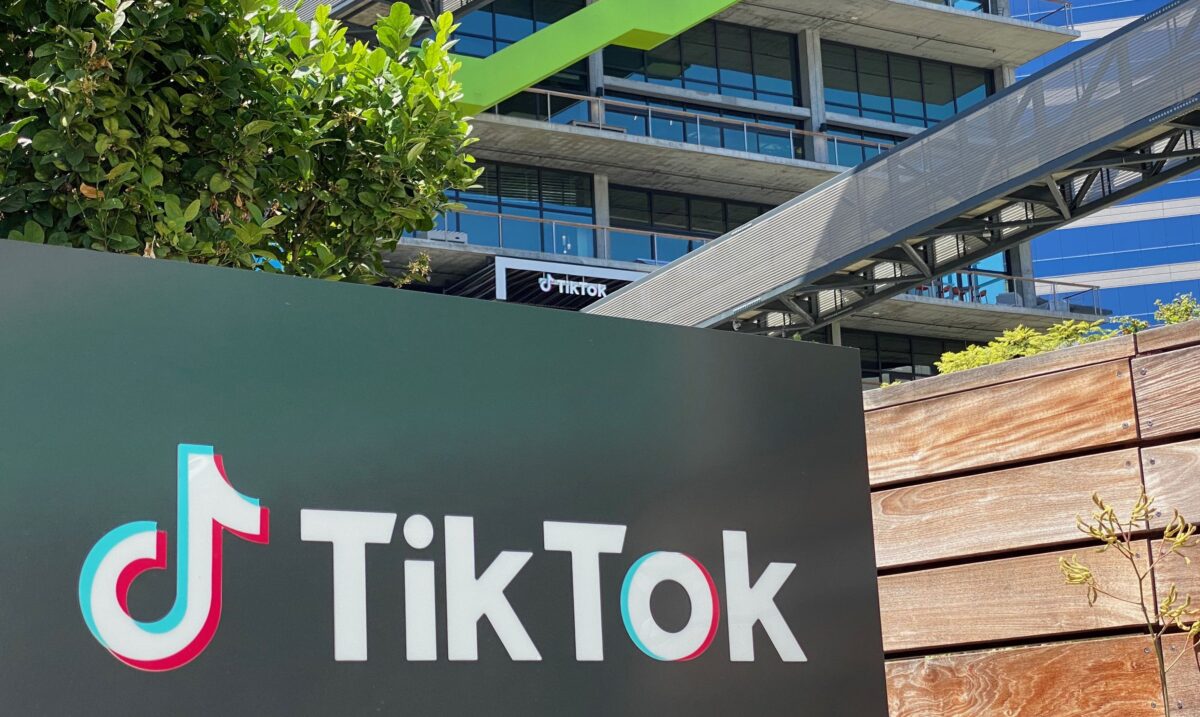 Logo ứng dụng video TikTok của Trung Quốc được nhìn thấy ở bên cạnh không gian văn phòng mới của công ty này tại khuôn viên tòa nhà C3 ở thành phố Culver, phía tây Los Angeles, California, vào ngày 11/08/2020. (Ảnh: Chris Delmas/AFP qua Getty Images)