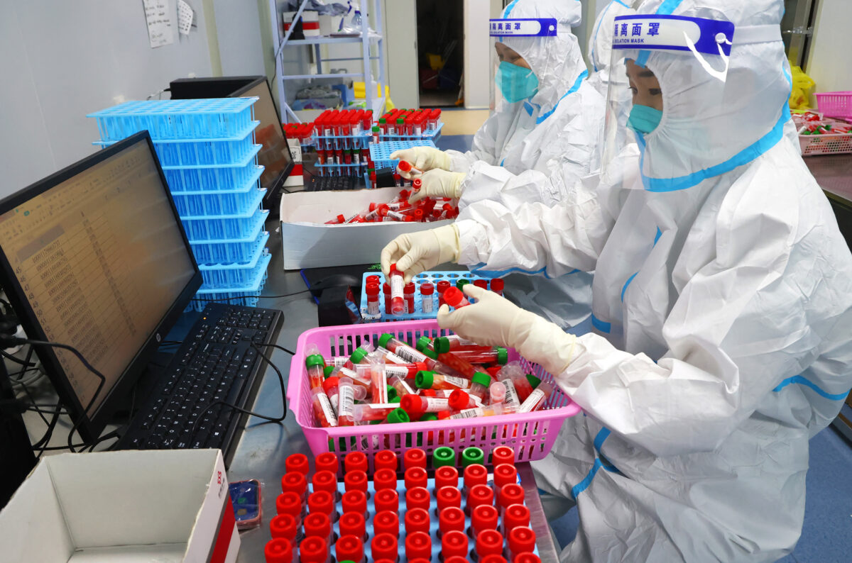 Các kỹ thuật viên phòng xét nghiệm làm việc tại một cơ sở xét nghiệm Covid-19 ở Liên Vân Cảng, tỉnh Giang Tô, miền đông Trung Quốc, hôm 23/08/2022. (Ảnh: AFP/Getty Images)