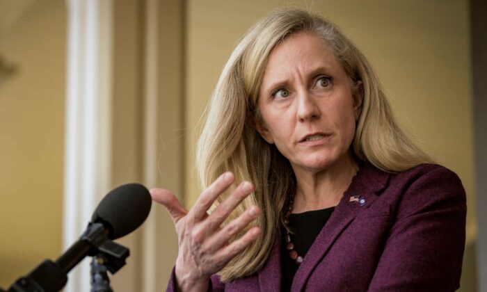 Dân biểu Hoa Kỳ Abigail Spanberger (Dân Chủ-Virginia) nói trong một cuộc họp báo ở Fredericksburg, Virginia, hôm 03/11/2022. (Ảnh: Samuel Corum/Getty Images)