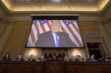 Hình ảnh của cựu Tổng thống Donald Trump được chiếu trên màn hình trong cuộc họp của Ủy ban Đặc biệt ngày 06/01 của Hạ viện tại Tòa nhà Văn phòng Canon House trên Capitol Hill ở Hoa Thịnh Đốn hôm 19/12/2022. (Ảnh: Al Drago/Getty Images)