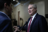 Dân biểu James Comer (Cộng Hòa-Kentucky), Chủ tịch Ủy ban Giám sát Hạ viện, nói chuyện với các phóng viên trên đường đến dự cuộc họp kín của một nhóm các thành viên Đảng Cộng Hòa tại Điện Capitol Hoa Kỳ ở Hoa Thịnh Đốn hôm 10/01/2023. (Ảnh: Drew Angerer/Getty Images)