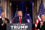 Cựu Tổng thống Donald Trump, cùng với Thượng nghị sĩ Lindsey Graham (Cộng Hòa-South Carolina) (phải), và Thống đốc South Carolina Henry McMaster (trái), trình bày tại một sự kiện vận động bầu cử năm 2024 ở Columbia, South Carolina, hôm 28/01/2023 .(Ảnh: Logan Cyrus/AFP qua Getty Images)