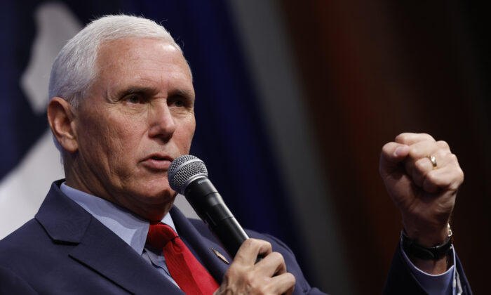 Cựu Phó Tổng thống Mike Pence nói chuyện trong một sự kiện quảng bá cuốn sách mới của ông tại tổ chức Tư vấn theo phái bảo tồn truyền thống Heritage Foundation ở Hoa Thịnh Đốn, vào ngày 19/10/2022. (Ảnh: Chip Somodevilla/Getty Images)