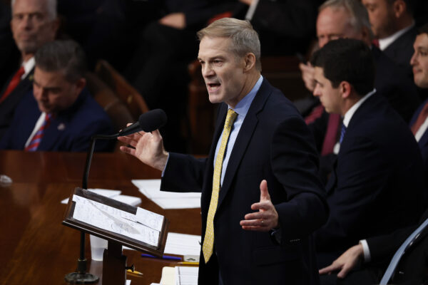 Dân biểu Jim Jordan (Dân Chủ-Ohio) đề cử Lãnh đạo Thiểu số Hạ viện Kevin McCarthy (Cộng Hòa-California) cho vị trí Chủ tịch Hạ viện của Quốc hội nhiệm kỳ 118 trong một bài diễn văn tại Hạ viện của Điện Capitol Hoa Kỳ hôm 03/01/2023 tại Hoa Thịnh Đốn. (Ảnh: Chip Somodevilla/Getty Images)