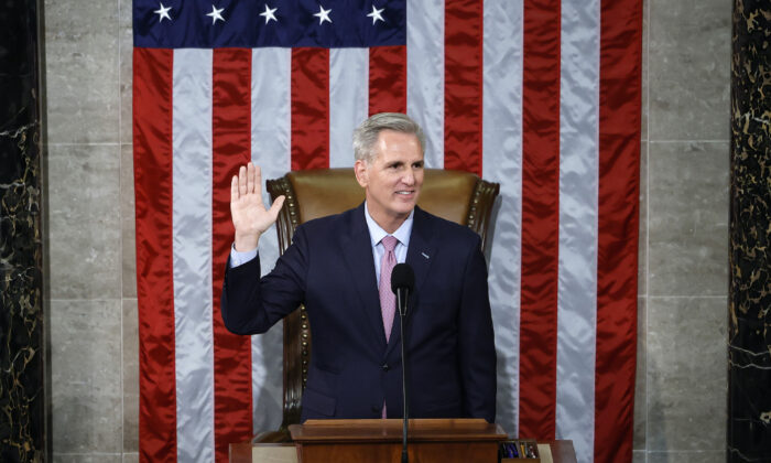 Chủ tịch Hạ viện Hoa Kỳ Kevin McCarthy (Cộng Hòa-California) tuyên thệ nhậm chức sau khi đắc cử chức chủ tịch Hạ viện tại Điện Capitol Hoa Kỳ ở Hoa Thịnh Đốn 07/01/2023. (Ảnh: Chip Somodevilla/Getty Images)