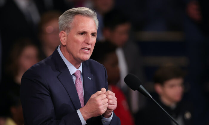 Chủ tịch Hạ viện Hoa Kỳ Kevin McCarthy (Cộng Hòa-California) có bài diễn văn sau khi được bầu làm Chủ tịch Hạ viện tại Tòa nhà Capitol Hoa Kỳ ở Hoa Thịnh Đốn, hôm 07/01/2023. (Ảnh: Win McNamee/Getty Images)