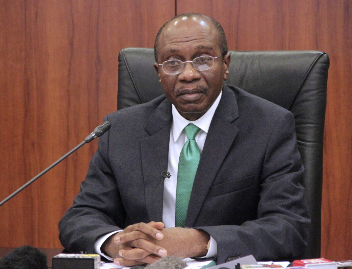 Thống đốc Ngân hàng Trung ương Nigeria (CBN) Godwin Emefiele tổ chức một cuộc họp báo về sự mất giá của đồng naira trong một cuộc họp báo ở Abuja hôm 15/06/2016. (Ảnh: Philip Ojtsua/AFP/Getty Images)
