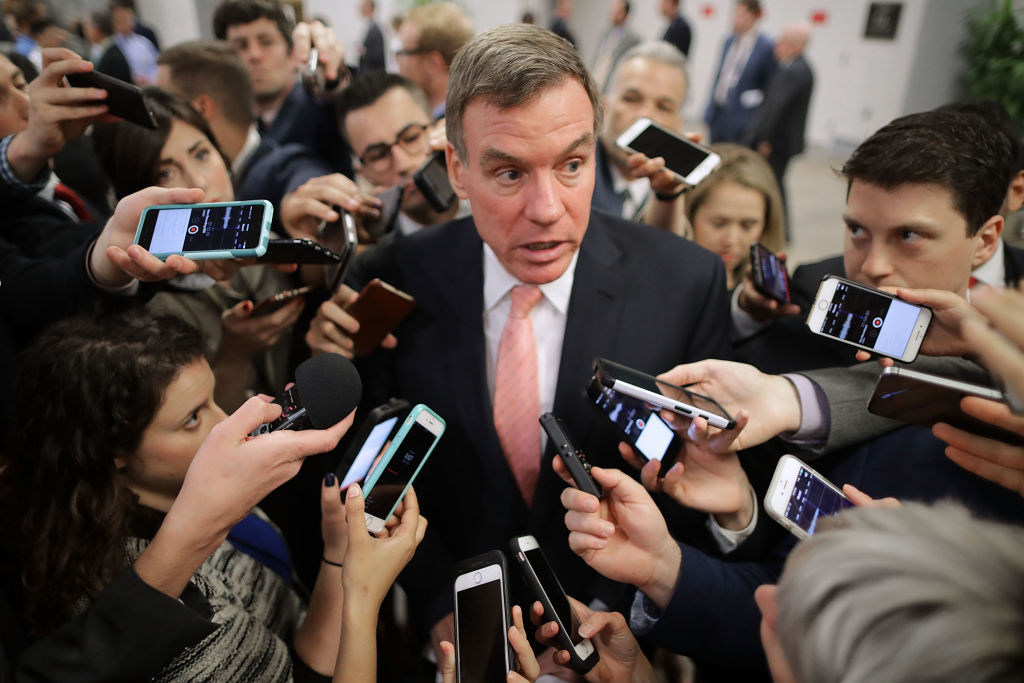 Các phóng viên vây quanh thành viên cao cấp của Ủy ban Tình báo Thượng viện, Thượng nghị sĩ Mark Warner (Dân Chủ-Virginia) khi ông chủ trì bữa tiệc trưa chính sách hàng tuần của đảng mình tại Hoa Kỳ (Ảnh: Chip Somodevilla/Getty Images)