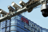Camera giám sát được đặt gần trụ sở chính của công ty giám sát hình ảnh của Trung Quốc Hikvision ở Hàng Châu, tỉnh Chiết Giang, Trung Quốc, ngày 22/05/2019. (Ảnh: Stringer/Reuters)