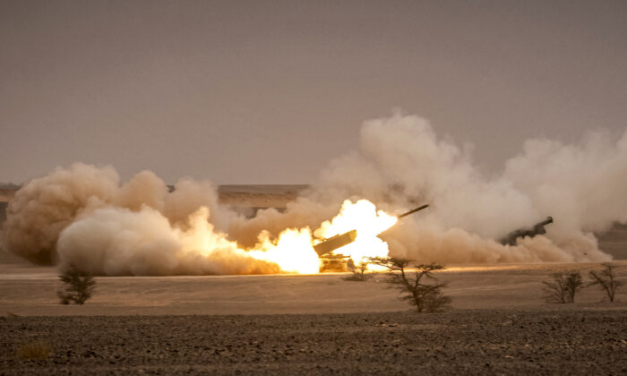 Các bệ phóng của Hệ thống Hỏa tiễn Pháo binh Cơ động Cao M142 (HIMARS) của Hoa Kỳ trong cuộc tập trận quân sự ở vùng Grier Labouihi, ở Maroc, vào ngày 09/06/2021. (Ảnh: Fadel Senna/AFP/Getty Images)