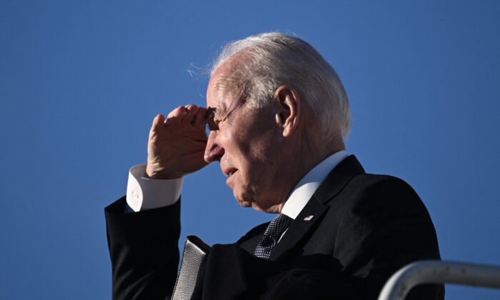 Tổng thống Joe Biden lên Không lực Một tại Căn cứ Vệ binh Quốc gia Không quân Delaware ở New Castle, Delaware, hôm 15/01/2023. (Ảnh: Brendan Smialowski/AFP qua Getty Images)