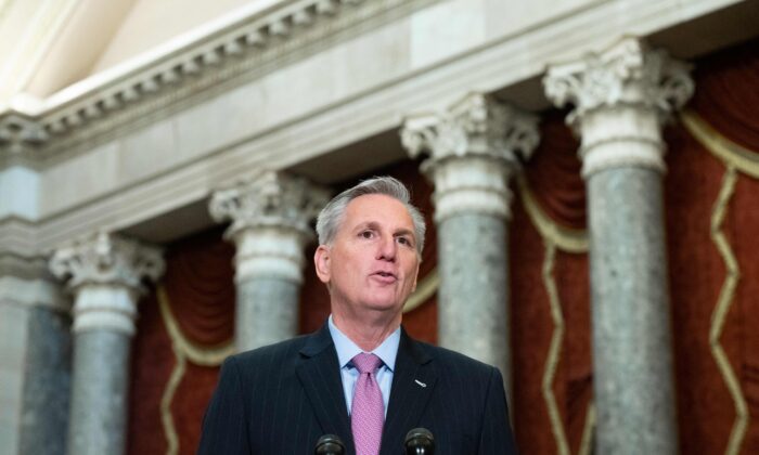 Chủ tịch Hạ viện Kevin McCarthy, thành viên Đảng Cộng Hòa của California, tổ chức một cuộc họp báo ở Statuary Hall tại Điện Capitol, Hoa Thịnh Đốn, hôm 12/01/2023. (Ảnh: Saul Loeb/AFP qua Getty Images)
