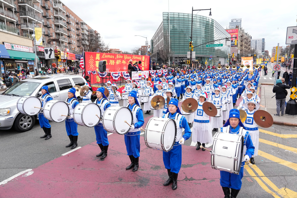 20 Các học viên Pháp Luân Công tham gia cuộc Diễn hành mừng Tết Nguyên Đán ở khu Flushing, New York, hôm 21/01/2023. (Ảnh: Larry Dye/The Epoch Times)