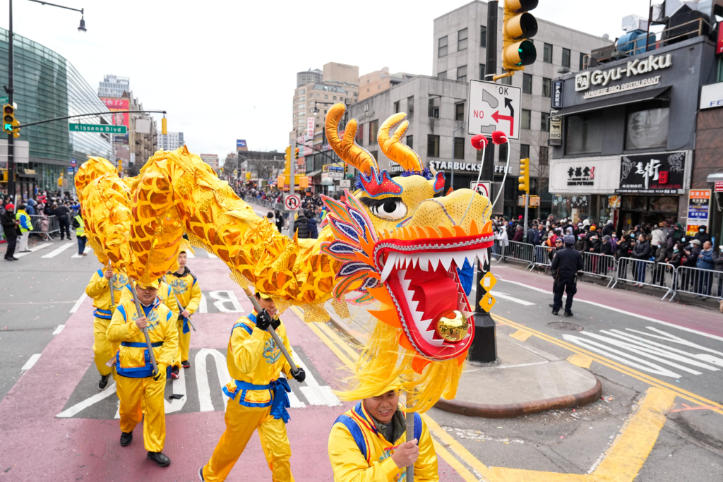 Các học viên Pháp Luân Công tham gia cuộc Diễn hành mừng Tết Nguyên Đán ở khu Flushing, New York, hôm 21/01/2023. (Ảnh: Larry Dye/The Epoch Times)