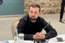 Phó Chánh Văn phòng Tổng thống Ukraine Kyrylo Tymoshenko chờ cuộc hội đàm với phái đoàn Nga bắt đầu tại Istanbul, Thổ Nhĩ Kỳ, hôm 29/03/2022. (Ảnh: Ukrainian Presidential Press Service/Tài liệu phát tay qua Reuters)