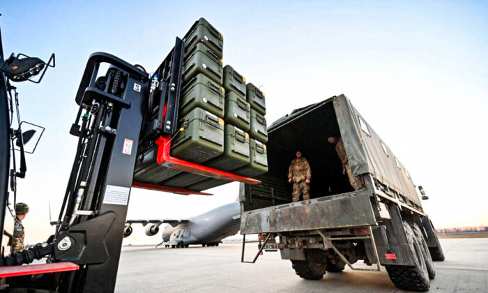 Các quân nhân của Lực lượng Quân đội Ukraine di chuyển hỏa tiễn FIM-92 Stinger do Hoa Kỳ sản xuất và các thiết bị hỗ trợ quân sự khác được vận chuyển từ Lithuania đến Phi trường Boryspil ở Kyiv, hôm 13/02/2022. (Ảnh: Sergei Supinsky/AFP qua Getty Images)