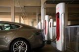 Một chiếc xe điện của hãng Tesla đang sạc tại một trạm sạc Supercharger ở Redondo Beach, California, hôm 04/01/2021. (Ảnh: Patrick T. Fallon/AFP qua Getty Images)