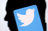 Logo Twitter và bóng ông Elon Musk trong một hình minh họa chụp vào ngày 19/12/2022. (Ảnh: Dado Ruvic/Illustration/Reuters)