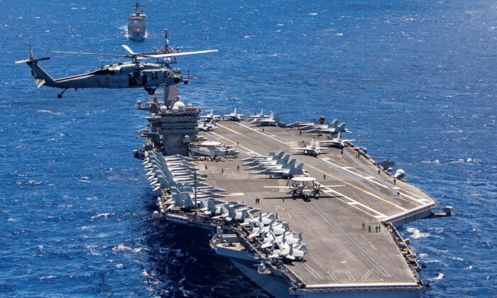 Hàng không mẫu hạm USS Carl Vinson tham gia vào một nhóm đang di chuyển trong cuộc tập trận Vành đai Thái Bình Dương ngoài khơi bờ biển Hawaii, ngày 26/07/2018. (Ảnh: Sĩ quan Hạm đội số 1 Arthurgwain L. Marquez/Hải quân Hoa Kỳ/AP)