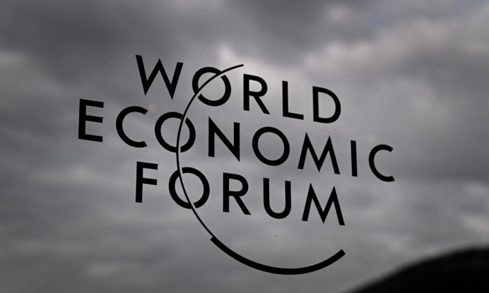 Một tấm biển của Diễn đàn Kinh tế Thế giới (WEF) tại trung tâm Hội nghị trong cuộc họp thường niên của tổ chức này ở Davos hôm 23/05/2022. (Ảnh: Fabrice Coffrini/AFP/Getty Images)