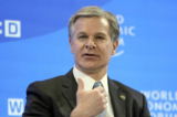 Giám đốc FBI Christopher Wray trình bày tại cuộc họp thường niên của Diễn đàn Kinh tế Thế giới ở Davos, Thụy Sĩ, hôm 19/01/2023. (Ảnh: Markus Schreiber/AP Photo)