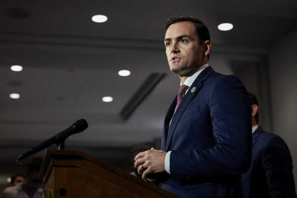 Dân biểu Mike Gallagher (Cộng Hòa-Wisconsin) nói chuyện với các phóng viên sau một cuộc họp của Nhóm Họp Kín của Đảng Cộng Hòa Hạ viện tại Điện Capitol Hoa Kỳ vào ngày 21/09/2021. (Ảnh: Anna Moneymaker/Getty Images)