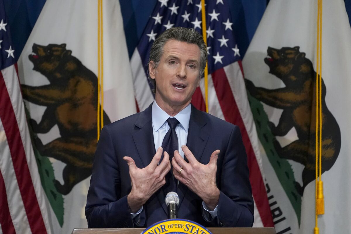 Thống đốc California Gavin Newsom trình bày đề xướng ngân sách tiểu bang cho năm tài khóa 2021–2022 của ông tại một cuộc họp báo ở Sacramento, vào ngày 08/01/2021. (Ảnh: Rich Pedroncelli/Pool/AP Photo)