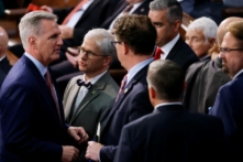 Lãnh đạo Thiểu số Hạ viện Hoa Kỳ Kevin McCarthy (Cộng Hòa-California) (trái) nói chuyện với Dân biểu Patrick McHenry (Cộng Hòa-North Carolina) (thứ 2 từ trái sang) và các thành viên khác của Đảng Cộng Hòa giữa các cuộc bỏ phiếu điểm danh cho vị trí Chủ tịch Hạ viện của Quốc hội nhiệm kỳ 118 tại Phòng Hạ viện của Tòa nhà Quốc hội Hoa Kỳ ở Hoa Thịnh Đốn hôm 03/01/2023. (Ảnh: Chip Somodevilla/Getty Images)
